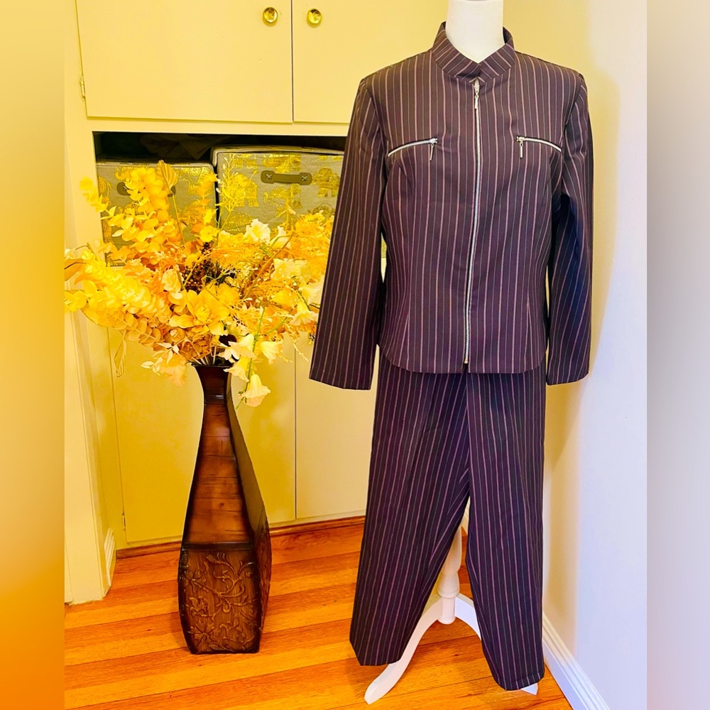 SCARLETT PANTS SUIT: grey with light pink stripes: very elegant